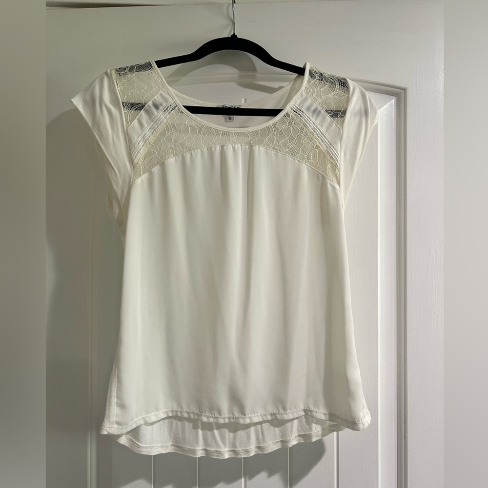 Express T-shirt XS TP cream with lace detail.